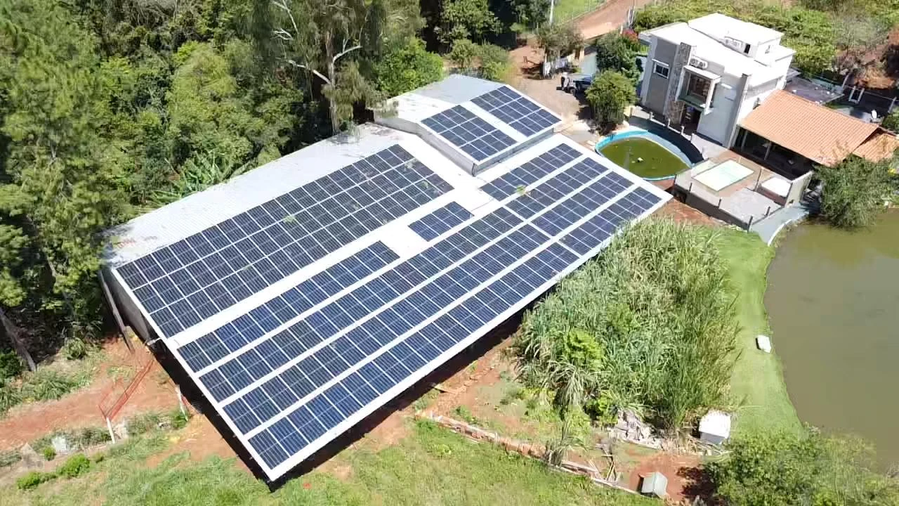 Vista aérea de instalação solar da Giza Energia