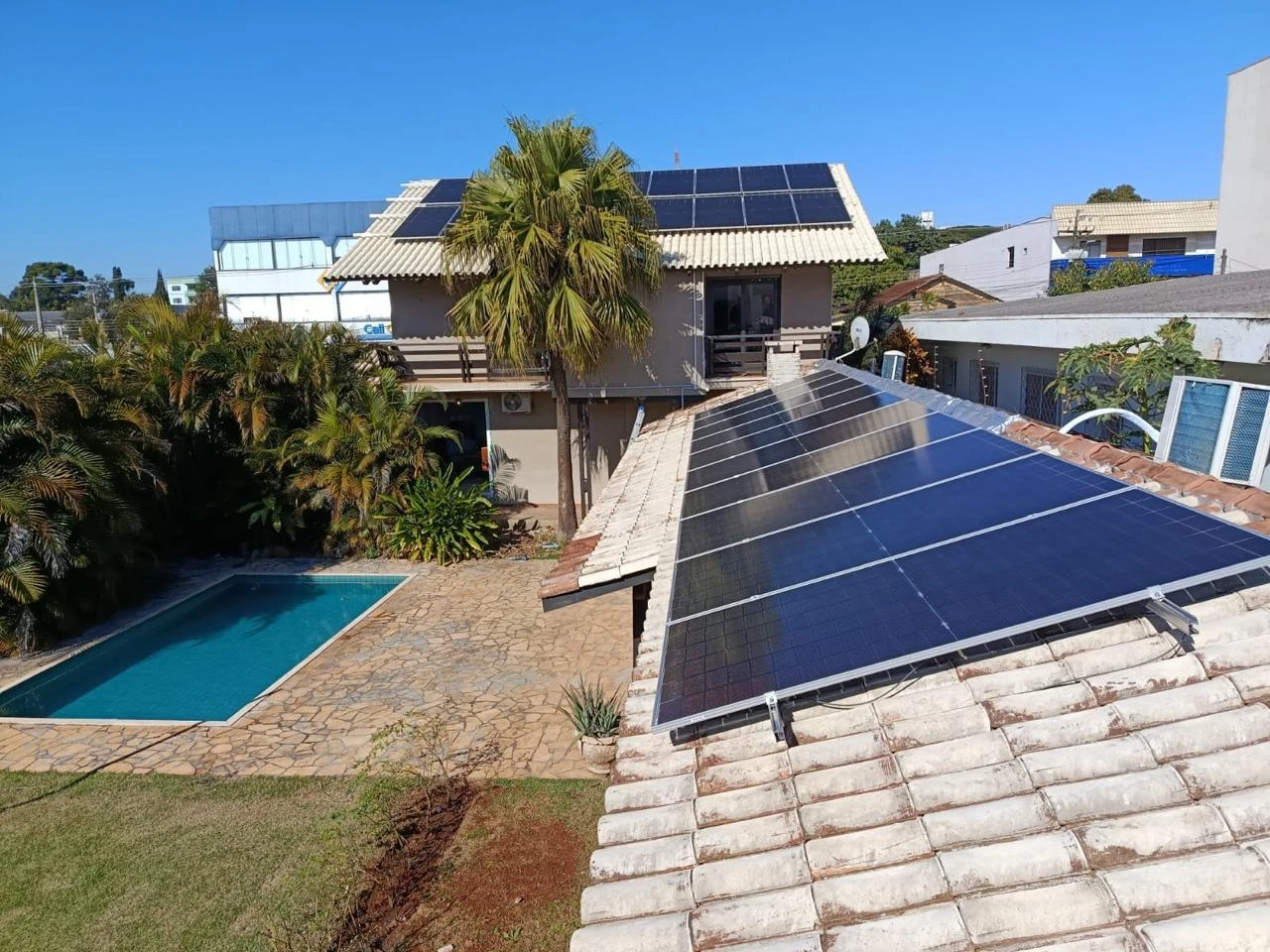 Casa com painéis solares instalados pela Giza
