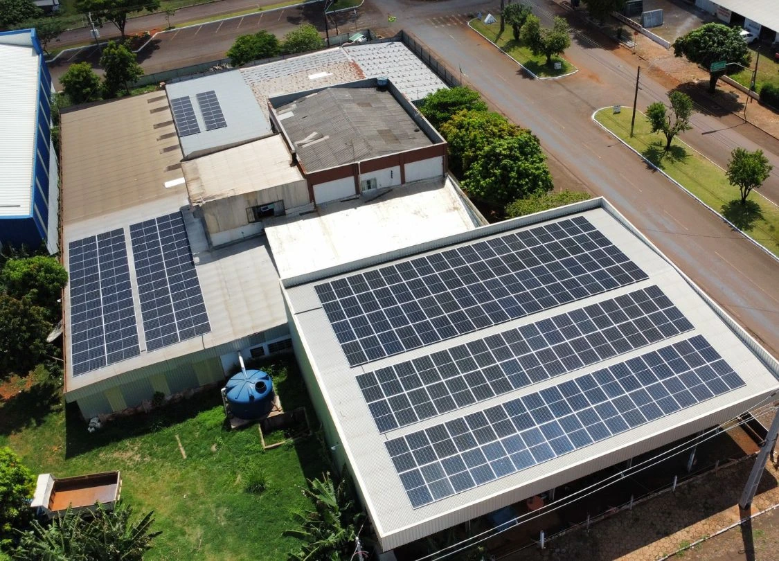 Equipe e sede da Giza Energia no Paraná
